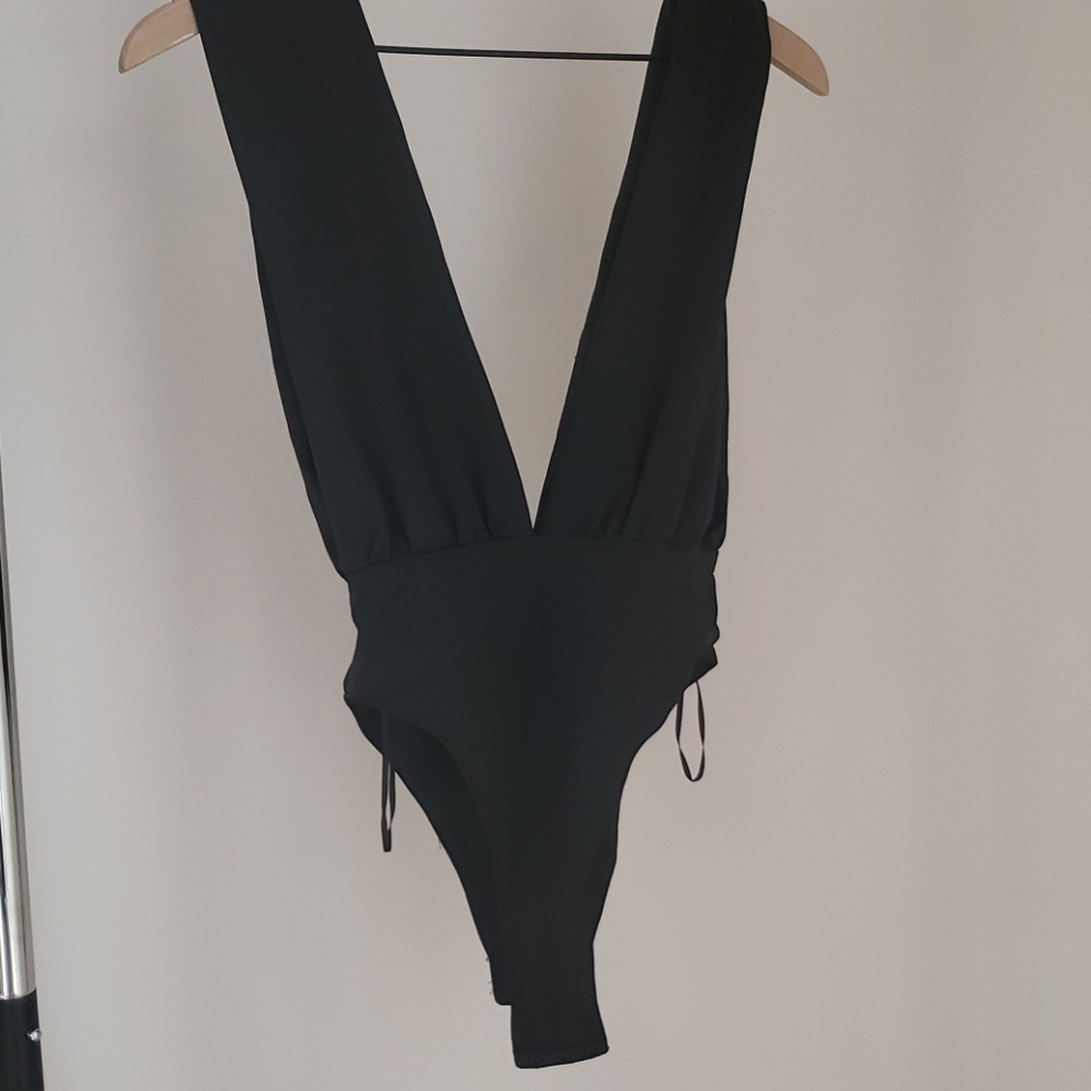 SALE 🤍 XS Deep V Glamorous Bodysuit